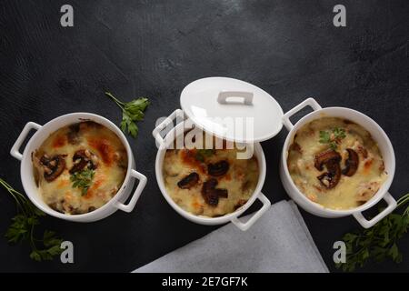 Julienne mit Huhn und Pilzen mit einer goldenen Kruste, gebackenem Käse Stockfoto