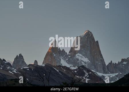 Mount Fitzroy ist ein hoher und charakteristischer Berggipfel im Süden Argentiniens, Patagonien, Südamerika und ein beliebtes Wanderziel Stockfoto