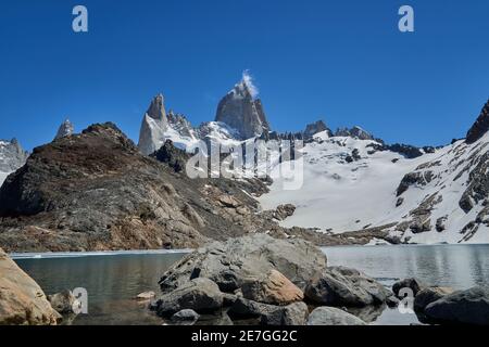 Mount Fitzroy ist ein hoher und charakteristischer Berggipfel im Süden Argentiniens, Patagonien, Südamerika und ein beliebtes Wanderziel Stockfoto