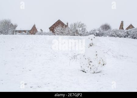 Schneemann in einem Feld an einem Wintertag Stockfoto