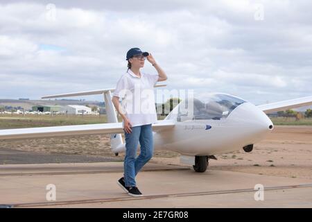 Zwei junge Frauen im Melbourne Gliding Club im Bacchus Marsh Gliding Center Stockfoto