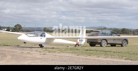 Zwei junge Frauen im Melbourne Gliding Club im Bacchus Marsh Gliding Center Stockfoto