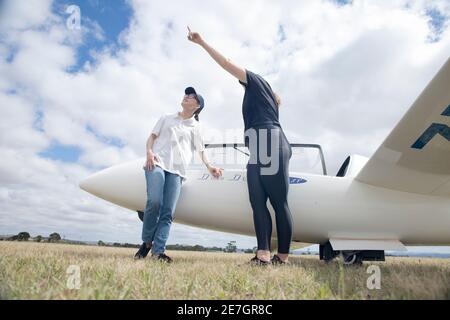 Zwei junge Frauen im Melbourne Gliding Club im Bacchus Marsh Gliding Center Stockfoto