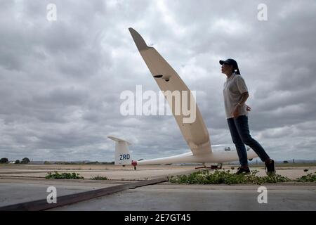 Zwei junge Frauen im Melbourne Gliding Club im Bacchus Marsh Gliding Center Stockfoto