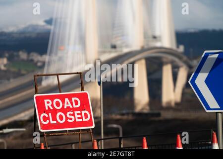 South Queensferry, Schottland, Großbritannien. 30. Januar 2021. Queensferry Crossing Bridge geschlossen und Forth Road Bridge geöffnet für den gesamten Verkehr heute Morgen als temporäre Verkehrsumleitung Experiment durchgeführt wird. Die Straßenbetreiber untersuchen derzeit, ob der Verkehr von der M90 von Queensferry Crossing auf die Forth Road Bridge umgeleitet werden kann, wenn die Queensferry Crossing zum Beispiel wegen Eis auf den Kabeln schließen muss. Umfangreiche Verkehrsmanagementarbeiten sind jedoch erforderlich, da auf jeder Brücke keine direkten Verkehrszugänge zwischen Fahrbahnen errichtet wurden. PIC; M90 Autobahn ist Stockfoto