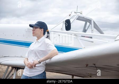 Zwei junge Frauen im Melbourne Gliding Club im Bacchus Marsh Gliding Center Stockfoto