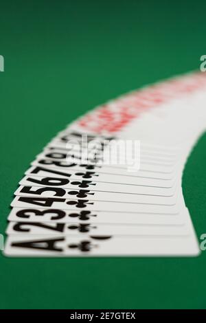 Deck von Spielkarten ausgebreitet auf dem Casino fühlte Stockfoto