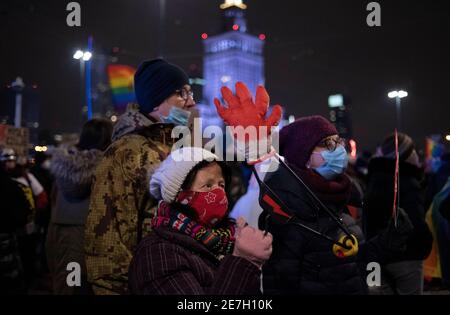 Warschau, Warschau, Polen. Januar 2021. Eine ältere Frau, die eine schützende Gesichtsmaske trägt, hält einen Stoffaufhänger während eines Pro-Choice-Protestes am 29. Januar 2021 in Warschau, Polen. Tausende von Menschen nahmen an dem anhaltenden landesweiten Protest gegen die Verschärfung des Abtreibungsgesetzes Teil, wie es heute hundert Tage seit dem Urteil des Verfassungsgerichtshofs ist, das Abtreibung bei schwerer und irreversibler Fötuserkrankung verfassungswidrig macht. Die Polizei setzte mehrere Straßensperren ein und es kam zu Zusammenstößen mit Demonstranten, die zu Verhaftungen und der Verwendung von Pfefferspray gegen friedliche Demonstranten führten. (Bild: © Stockfoto