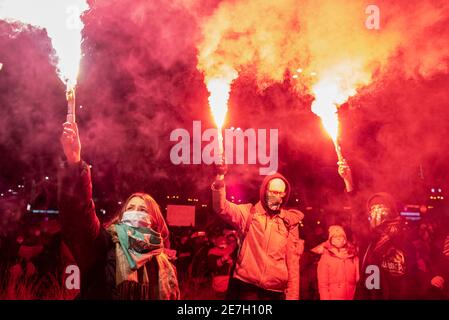 Warschau, Warschau, Polen. Januar 2021. Demonstranten beleuchten Fahrpreise während eines Protestes gegen die Verschärfung des Abtreibungsgesetzes am 29. Januar 2021 in Warschau, Polen. Tausende von Menschen nahmen an dem anhaltenden landesweiten Protest gegen die Verschärfung des Abtreibungsgesetzes Teil, wie es heute hundert Tage seit dem Urteil des Verfassungsgerichtshofs ist, das Abtreibung bei schwerer und irreversibler Fötuserkrankung verfassungswidrig macht. Die Polizei setzte mehrere Straßensperren ein und es kam zu Zusammenstößen mit Demonstranten, die zu Verhaftungen und der Verwendung von Pfefferspray gegen friedliche Demonstranten führten. (Bild: © Aleksander Kalka Stockfoto