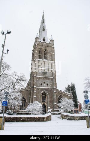 OAKHAM, RUTLAND, ENGLAND- 24. JANUAR 2021: All Saint's Church in Oakham an einem verschneiten Tag Stockfoto