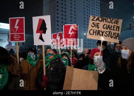 Warschau, Warschau, Polen. Januar 2021. Demonstranten, die Schutzmasken tragen, halten während einer Pro-Choice-Demonstration am 29. Januar 2021 in Warschau, Polen, Schilder. Tausende von Menschen nahmen an dem anhaltenden landesweiten Protest gegen die Verschärfung des Abtreibungsgesetzes Teil, wie es heute hundert Tage seit dem Urteil des Verfassungsgerichtshofs ist, das Abtreibung bei schwerer und irreversibler Fötuserkrankung verfassungswidrig macht. Die Polizei setzte mehrere Straßensperren ein und es kam zu Zusammenstößen mit Demonstranten, die zu Verhaftungen und der Verwendung von Pfefferspray gegen friedliche Demonstranten führten. (Bild: © Aleksand Stockfoto