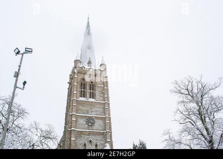 OAKHAM, RUTLAND, ENGLAND- 24. JANUAR 2021: All Saint's Church in Oakham an einem verschneiten Tag Stockfoto