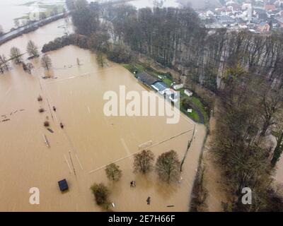 Lindheim, Deutschland. Januar 2021. Überflutet ist das Sportfeld von Lindheim (Luftaufnahme mit Drohne). Im Wetterauf haben zahlreiche Flüsse durch den schmelzenden Schnee und die anhaltenden Niederschläge ihre Ufer geplatzt. Quelle: Boris Roessler/dpa/Alamy Live News Stockfoto