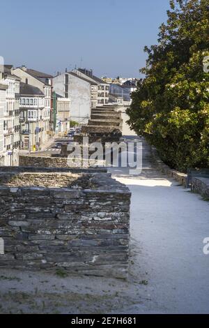 Vertikale Aufnahme von Wohngebäuden und Bäumen in Lugo, Spanien unter dem klaren Himmel Stockfoto