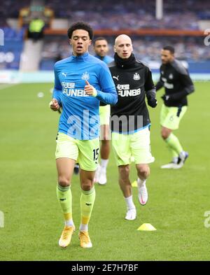 Jamal Lewis (links) von Newcastle United erwärmt sich vor dem Premier League-Spiel im Goodison Park, Liverpool. Bilddatum: Samstag, 30. Januar 2021. Stockfoto