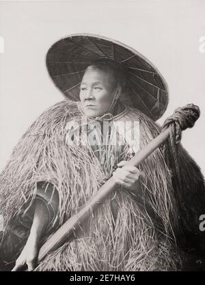 Vintage 19. Jahrhundert Foto: Bauernhof Arbeiter oder Coolie mit Gras Mantel, Japan Stockfoto
