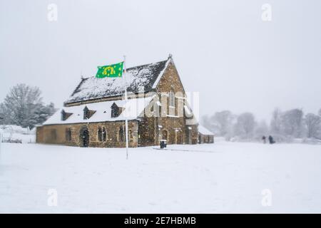 OAKHAM, RUTLAND, ENGLAND- 24. JANUAR 2021: Oakham Castle an einem verschneiten Tag Stockfoto