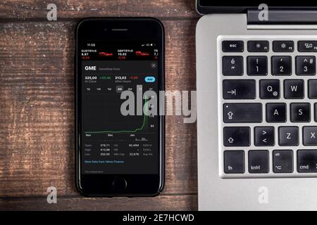 Antalya, TÜRKEI - 30. Januar 2021. Der Aktienindex von GameStop Corp wird auf einem iPhone angezeigt. GameStop-Aktien steigen als kleine Trader von einem Reddit-Team U auf Stockfoto