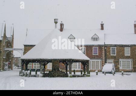 OAKHAM, RUTLAND, ENGLAND- 24. JANUAR 2021: Oakham Buttercross an einem verschneiten Tag Stockfoto