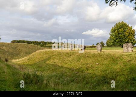 Der große Graben, der außerhalb des äußeren Rings der Avebury Henge & Stone Circles Site, Wiltshire, England, läuft. Stockfoto