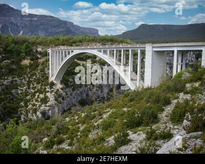 Eine riesige Brücke mit einem schönen Blick in die Gorges du Verdon im Süden Frankreichs. Stockfoto