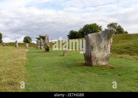 Einige Steine, die den äußeren Kreis von Steinen bilden, Teil der Avebury Henge & Stone Circles Site, Wiltshire, England. Stockfoto