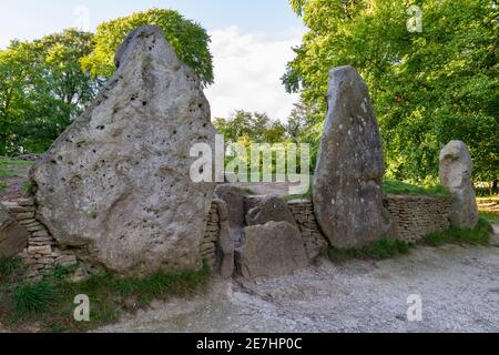 Wayland's Smithy ein neolithisches Grab auf den Downs über dem Tal des Weißen Pferdes im Süden von Oxfordshire, Großbritannien. Stockfoto