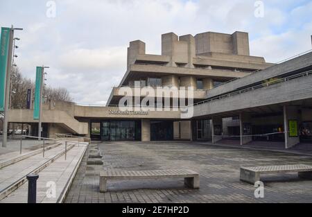 Ein geschlossenes und verlassenes Nationaltheater während der Coronavirus-Sperre. London, Großbritannien Januar 2021. Stockfoto