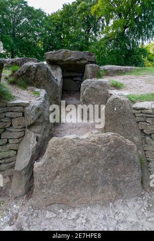 Blick entlang der Eingangssteine zu Wayland's Smithy ein neolithisches Grab auf den Downs über dem Vale of the White Horse im Süden von Oxfordshire, Großbritannien. Stockfoto