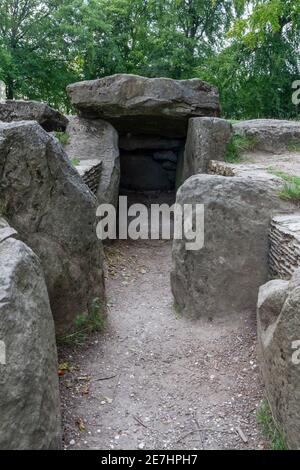 Blick entlang der Eingangssteine zu Wayland's Smithy ein neolithisches Grab auf den Downs über dem Vale of the White Horse im Süden von Oxfordshire, Großbritannien. Stockfoto