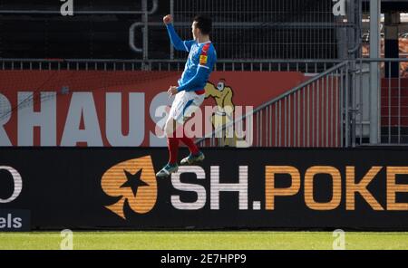 Kiel, Deutschland. Januar 2021. Fußball: 2. Bundesliga, Holstein Kiel - Eintracht Braunschweig, Matchday 19. Kieler Fabian Reese feiert das Tor zum 1:0. Quelle: Axel Heimken/dpa - WICHTIGER HINWEIS: Gemäß den Bestimmungen der DFL Deutsche Fußball Liga und/oder des DFB Deutscher Fußball-Bund ist es untersagt, im Stadion und/oder des Spiels aufgenommene Fotos in Form von Sequenzbildern und/oder videoähnlichen Fotoserien zu verwenden oder zu verwenden./dpa/Alamy Live News Stockfoto