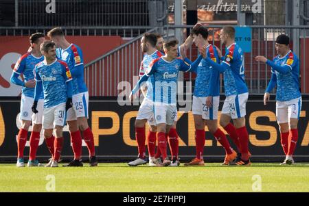 Kiel, Deutschland. Januar 2021. Fußball: 2. Bundesliga, Holstein Kiel - Eintracht Braunschweig, Matchday 19. Kieler Spieler feiern das Tor für 1:0. Quelle: Axel Heimken/dpa - WICHTIGER HINWEIS: Gemäß den Bestimmungen der DFL Deutsche Fußball Liga und/oder des DFB Deutscher Fußball-Bund ist es untersagt, im Stadion und/oder des Spiels aufgenommene Fotos in Form von Sequenzbildern und/oder videoähnlichen Fotoserien zu verwenden oder zu verwenden./dpa/Alamy Live News Stockfoto