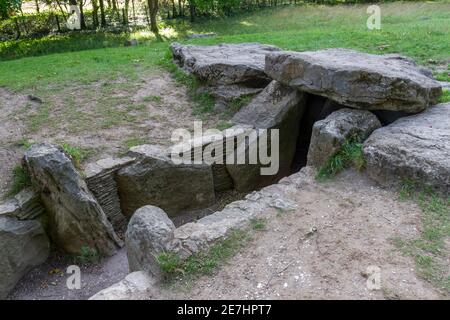 Blick entlang der Eingangssteine zu Wayland's Smithy ein neolithisches Grab auf den Downs über dem Vale of the White Horse im Süden von Oxfordshire, Großbritannien. Stockfoto