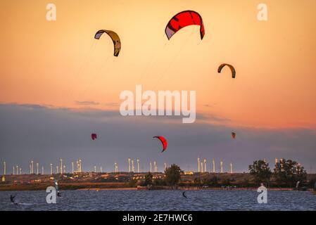 Kitesurfer am Neusiedler See in Podersdorf, Österreich bei Sonnenuntergang Stockfoto