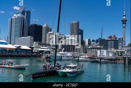 Auckland, Neuseeland, 30. Januar 2021 - das italienische Team Luna Rossa Prada Pirelli, mit Max Sirena und gemeinsam mit Jimmy Spithill und Francesco Bruni, verlässt den Kai im Zentrum von Auckland für zwei Halbfinale-Rennen gegen das Team des New York Yacht Club American Magic auf Patriot, Mit Skipper von Terry Hutchinson und unter der Spitze von Dean Barker. Kredit: Rob Taggart/Alamy Live Nachrichten Stockfoto