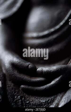 Hände der meditierenden Buddha Statue. Nahaufnahme. Stockfoto