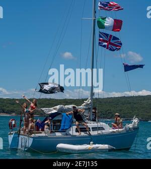 Auckland, Neuseeland, 30. Januar 2021 - Fans des Prada Cups fliegen Flaggen aller America's Cup-Teilnehmer, als sie warten, um das italienische Team Luna Rossa Prada Pirelli unter Max Sirena zu sehen und gemeinsam von Jimmy Spithill und Francesco Bruni zu leiten, Im Einsatz gegen New York Yacht Club American Magic Team auf Patriot, Skipper von Terry Hutchinson und von Dean Barker während Prada Cup Halbfinale auf dem Waitemata Hafen von Auckland, die von den Italienern gewonnen wurden Credit: Rob Taggart / Alamy Live News Stockfoto