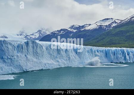 Blaues Kalbeis Perito Moreno Gletscher im Glaciers Nationalpark in Patagonien, Argentinien mit dem türkisfarbenen Wasser des Lago Argentino im Vordergrund Stockfoto