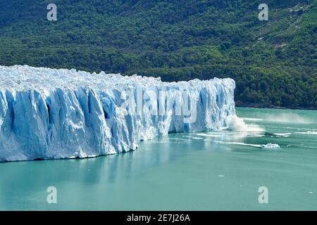 Blaues Kalbeis Perito Moreno Gletscher im Glaciers Nationalpark in Patagonien, Argentinien mit türkisfarbenem Wasser des Lago Argentino im Vordergrund, Stockfoto