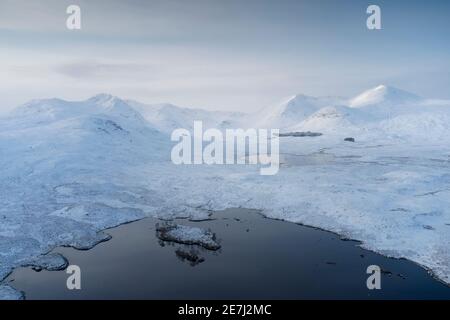 Rannoch Moor und Black Mount im Winter mit Schnee bedeckt Luftaufnahme Stockfoto