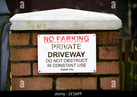 Kein Parkplatz private Auffahrt Schild vor dem Haus Stockfoto