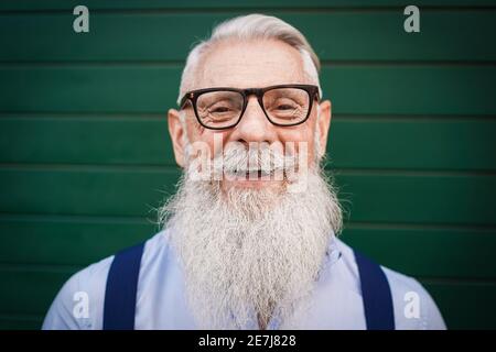 Senior Hipster Mann lächelt vor der Kamera - Hauptfokus auf Nase Stockfoto