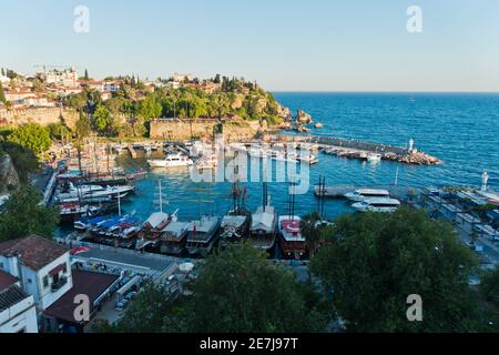 Panorama des historischen Stadtzentrums und des alten Hafens in Antalya, Türkei Stockfoto