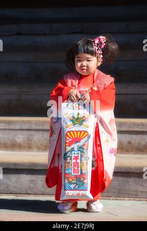 Japanisches Mädchen posiert während Shichi-Go-San Tag am Oyama Jinja Schrein, Kanazawa, Japan Stockfoto