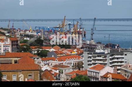 Hafen von Lissabon - Liscont Terminal für die Containerschifffahrt Stockfoto