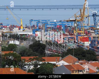 Hafen von Lissabon - Liscont Terminal für die Containerschifffahrt Stockfoto