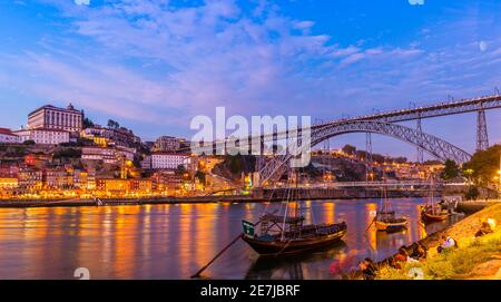 Panorama der Stadt Porto und Dom Luis I Brücke auf dem Douro Fluss in der Abenddämmerung in Portugal Stockfoto