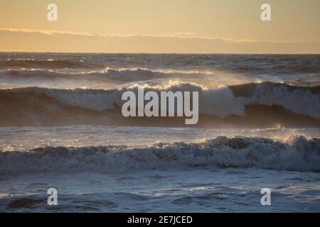 Ein schönes Bild des Meeres bei Sonnenuntergang im Winter, Forte de Marmi, Versilia, Toskana, Italien Stockfoto