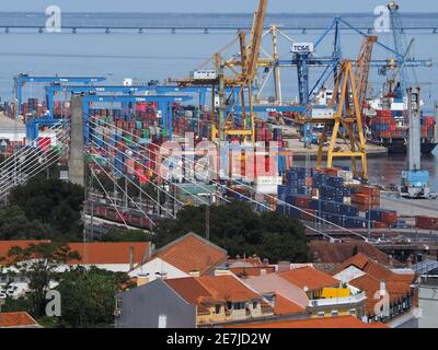 Hafen von Lissabon - Liscont Terminal für die Containerschifffahrt Stockfoto