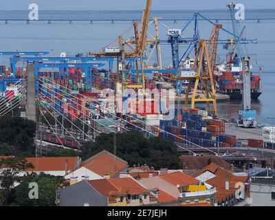 Hafen von Lissabon - Liscont Terminal für die Containerschifffahrt Stockfoto